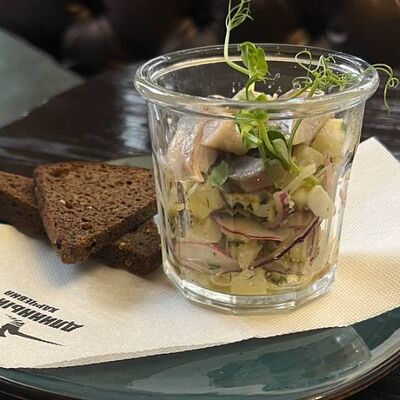 Салат из сельди слабосоленой, овощей, яйца и заправки, тосты в Длинный нос по цене 225 ₽