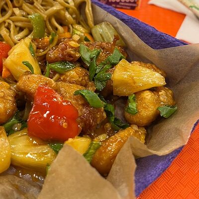 Вок с курицей в кисло-сладком соусе с ананасами и болгарским перцем в Mr.Mao по цене 545 ₽