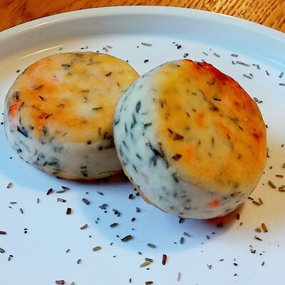 Сырники с лососем и травами в ОКофе по цене 420 ₽