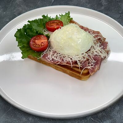 Вафля с беконом и яйцом пашот в Brauny по цене 430 ₽