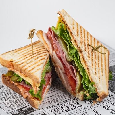 Сэндвич с ветчиной на грилев Пончик по цене 330 ₽