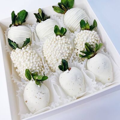 Клубника в белом шоколаде с хрустящими шариками в Кондитерская VO по цене 2035 ₽