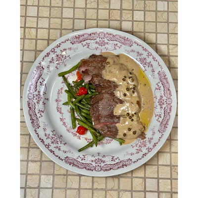 Стейк из говядины со стручковой фасолью и трюфельным соусом в Мари по цене 990 ₽