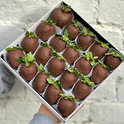 Клубника в молочном шоколаде Classic M в Verria Chocolate - клубника в шоколаде по цене 2990 ₽