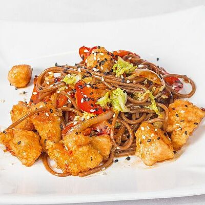 Лапша гречневая с курочкой-фри в Луиджи & Тосё по цене 179