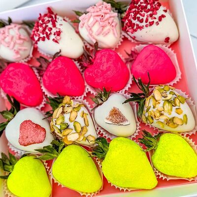 Клубника в шоколаде Неон в Букет Альфред I клубника в шоколаде и букеты по цене 3190 ₽