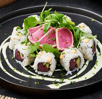 Ролл-салат с татаки из тунца в Mojo