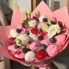 Букет «Настроение дарить» из клубники в шоколаде с эустомой в Mosberry по цене 2746