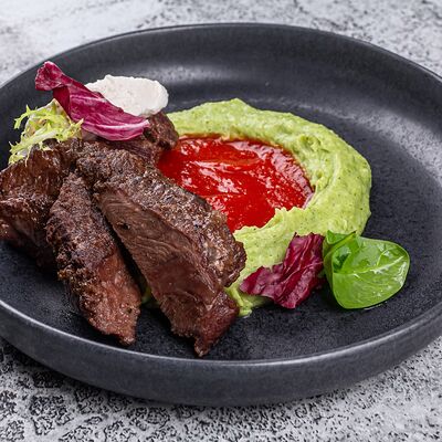 Говяжьи щёки с пюре из шпината и пореем фри в Jesstaurant по цене 1030 ₽