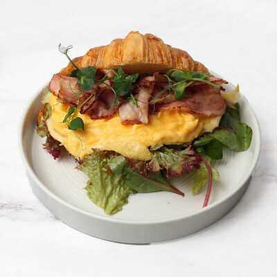 Круассан со скремблом и беконом в MOGU по цене 625 ₽