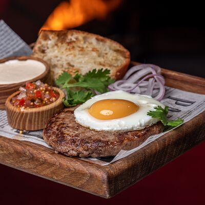 Фирменный бифштекс из олениныв Русская усадьба по цене 1030 ₽