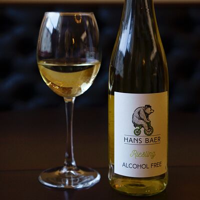 Вино безалкогольное белое Hans Baer Riesling в Romanico по цене 3600 ₽