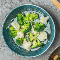 Брокколи и цветная капуста с пармезаном в Двор Помидор