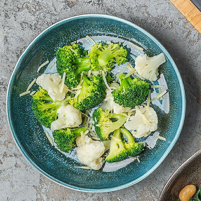 Брокколи и цветная капуста с пармезаном в Двор Помидор по цене 300