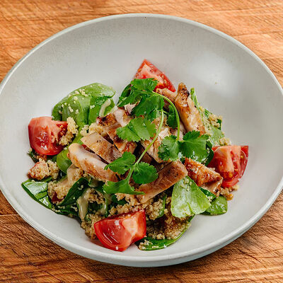 Цыпленок гриль с кускусом, томатами и шпинатом в Горыныч по цене 970 ₽