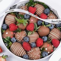 Клубника в шоколаде в круглой коробке с ягодами в SweetGift клубника в шоколаде