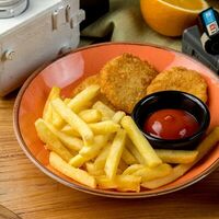 Куриные наггетсы с картофелем фри в Noisy Bar & Kitchen