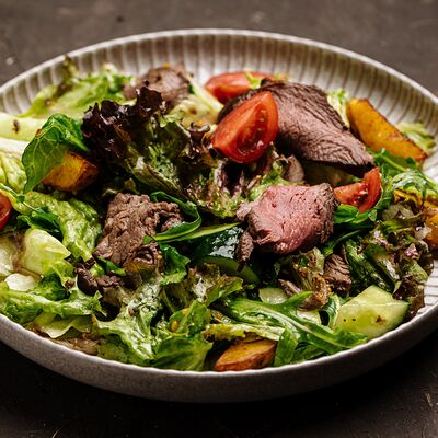 Тёплый салат с телятиной и овощами с медово-горчичной заправкой в Пряности по цене 965 ₽