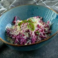 Салат с телятиной, козьим сыром и свеклой в Хочу харчо