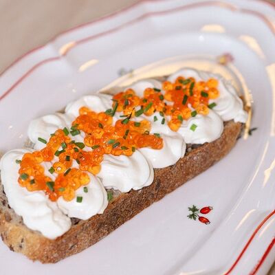 Тост с творожным сыром и икрой в Ptitim по цене 510 ₽