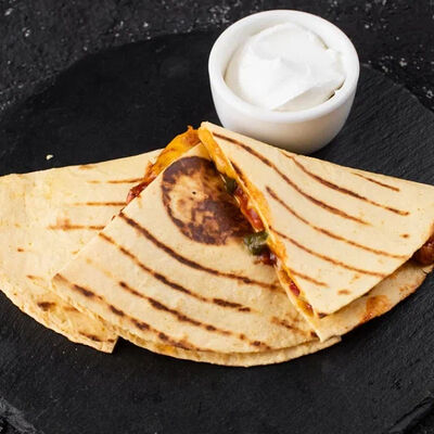 Кесадилья с курицей в Tokio35 по цене 590 ₽