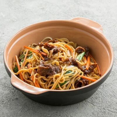 Жареная лапша с говяжьей вырезкой в See China по цене 400 ₽