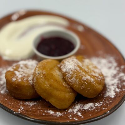 Сырники со сметаной и малиновым вареньемв 30 см по цене 450 ₽