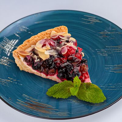 Тарт с ягодами и миндалем в Тарелка по цене 260 ₽