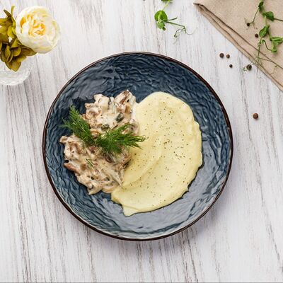 Бефстроганов с картофельным пюре в Мука по цене 1040 ₽