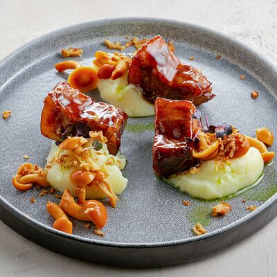 Растомлённая свиная грудинка с копченым картофельным пюре и маринованными опятами в Иван да Марья по цене 1080 ₽