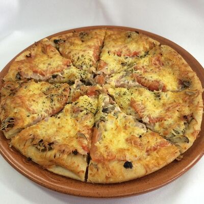 Пицца с ветчиной и грибами в Трактир Иван Васильевич по цене 650 ₽