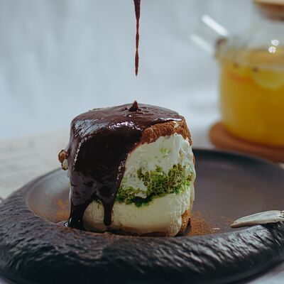 Тирамису с фисташковой пастой и катаифи в Роланд по цене 900 ₽