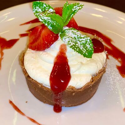 Чизкейк клубничный в Veranda Shaffran Шафран по цене 390 ₽