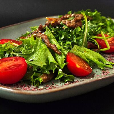 Теплый салат с говядиной в тайском соусе в Байский по цене 810 ₽