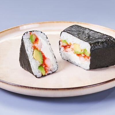 Онигири сочная креветка с авокадо в Галерея Суши по цене 269 ₽