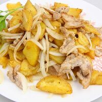 Жареный картофель с мясом и луком в Эверест