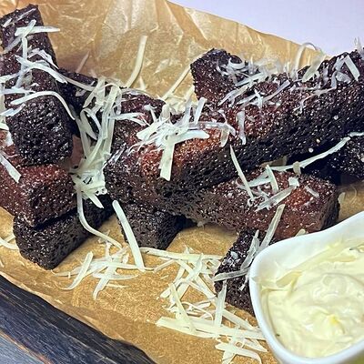 Гренки чесночные из ржаного хлеба с белым соусом в Iago по цене 340 ₽