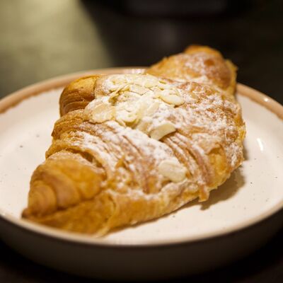 Круассан миндальный в Coffee Way по цене 185 ₽