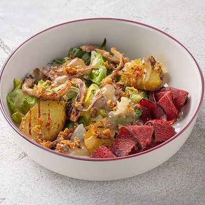 Салат с пастрами из говядины, печеным картофелем и вешенкамив Шоколадница по цене 410 ₽