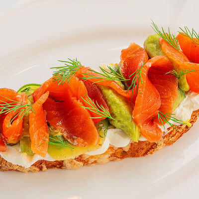 Брускетта с лососем в Morricone pizza & wine по цене 740 ₽