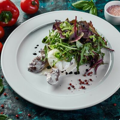 Теплый салат с куриной печенью и яйцом пашот в Ресторан Яуза по цене 850 ₽