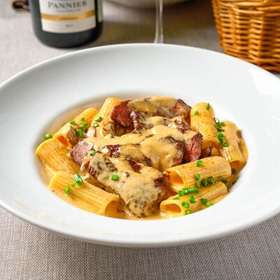 Ригатони со стриплойном, в сливочно-грибном соусе в Villa Pasta по цене 1700 ₽