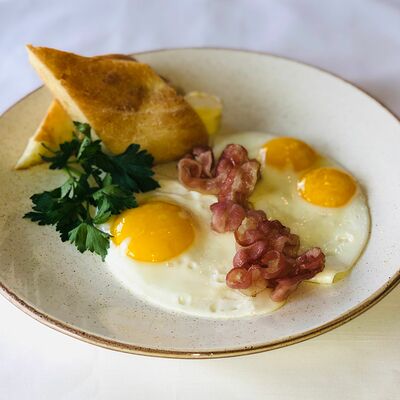 Яичница с беконом в Мацони по цене 260