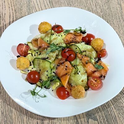 Салат с семгой и хрустящим сыром в Сквер по цене 600 ₽