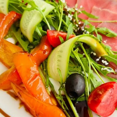 Салат с копченым тунцом и опаленным перцем в Троицкий по цене 1050 ₽