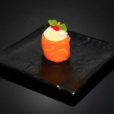 Гункан с сыром в лососе в Бейкер суши по цене 329 ₽