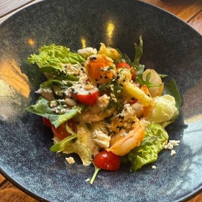 С креветками, томатами, кунжутным соусом в Ресторан Невский по цене 460 ₽