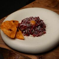 Тартар из говядины с муссом из артишоков в Wine. talks. food