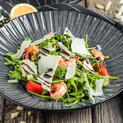 Салат Руккола с креветками в Пряности & Радости на Московском по цене 550 ₽