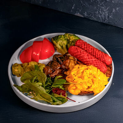 Завтрак с сосисками и омлетом скрэмбл в Berberry & ptichka по цене 650 ₽